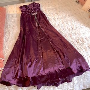 Absolutely stunning purple strapless prom gown!!